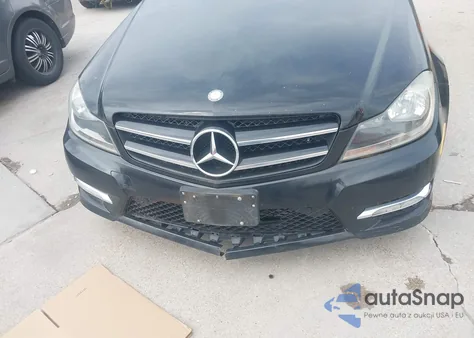 2013 Mercedes-Benz C 250 z USA, uszkodzony, nr VIN WDDGJ4HB0DF944382